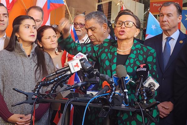 La congresista Nydia Velázquez (c) habla durante una rueda de prensa este lunes, en el Barrio de Harlem en Nueva York (Estados Unidos). z