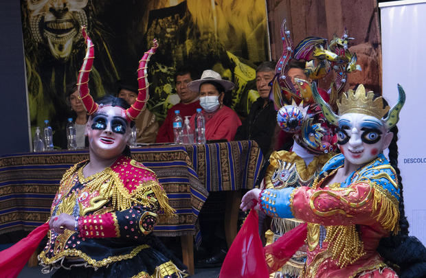 Bailarines del Ministerio de Culturas de Bolivia interpretan hoy la danza de la Diablada, durante el lanzamiento de una campaña por un carnaval sin violencia, en La Paz, Bolivia