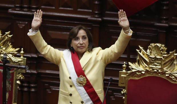 La abogada Dina Boluarte saluda tras ser juramentada como nueva presidenta del Perú en la sede del Congreso en Lima (Perú).
