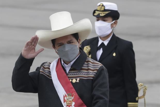 Fotografía de archivo en la que se registró al presidente de Perú, Pedro Castillo (c), en Lima (Perú).