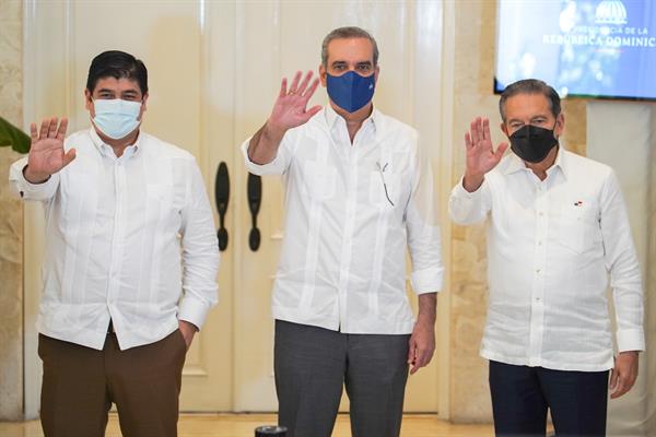 
El presidente de Costa Rica, Carlos Alvarado (i); de República Dominicana, Luis Abinader (c); y de Panamá, Laurentino Cortizo (d), saludan antes de su reunión hoy, en Puerto Plata (R.Dominicana). 