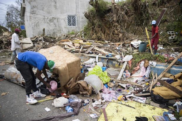 Un grupo de hombres fue registrado el pasado miércoles, 21 de septiembre, al recoger objetos entre los restos de una casa que resultó completamente destruida por el paso del huracán Fiona, en la carretera Miches - El Seibo, República Dominicana.
