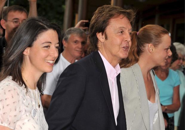 El cantante Paul McCartney y sus dos hijas Stella (dcha) y Mary asisten a un evento en Londres, Reino Unido.