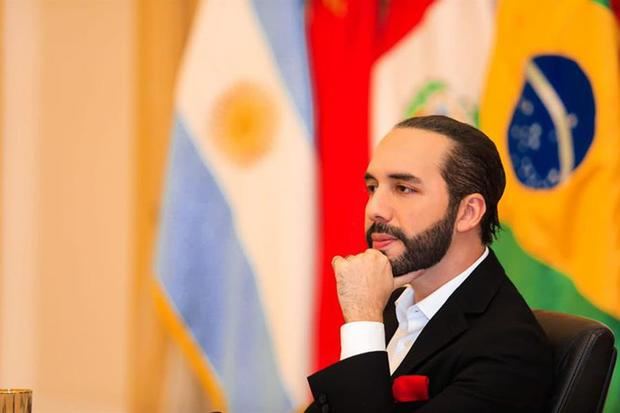 Fotografía cedida este jueves por la Presidencia de El Salvador en la que se registró al mandatario Nayib Bukele, durante una reunión con representantes del cuerpo diplomático acreditado, en San Salvador, El Salvador.