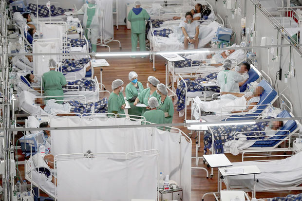 Trabajadoras de la salud atienden a pacientes con la covid-19, en el Hospital Municipal de Campaña Pedro Dell Antonia, en una fotografía de archivo.