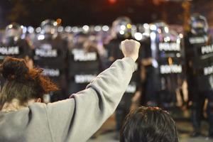 Miembros de la unidad antidisturbios de EE.UU. renuncian tras brutalidad policial