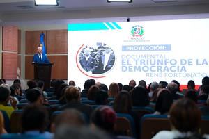 Senado presenta documental “El Triunfo de la Democracia” del cineasta René Fortunato