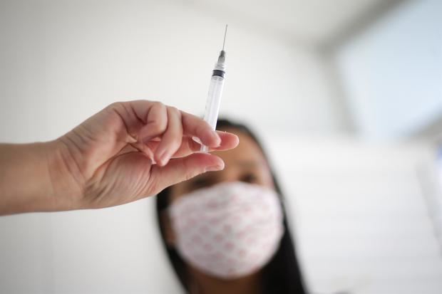 La tercera dosis de la vacuna contra la covid-9 se abre paso en Europa.