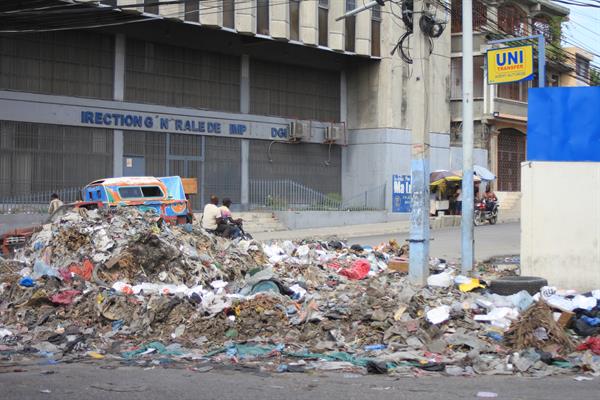 Restos sobre una calle por los disturbios en Puerto Príncipe.