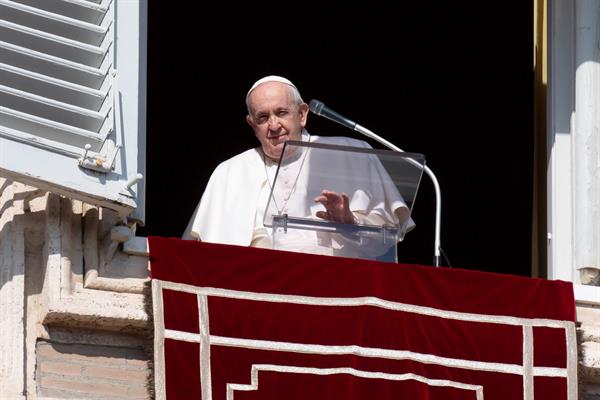 El papa Francisco en el rezo del Angelus desde la ventana de sus dependencias en el Vaticano.