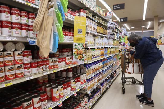 Un cliente compra alimentos en un supermercado en Washington, EE.UU.