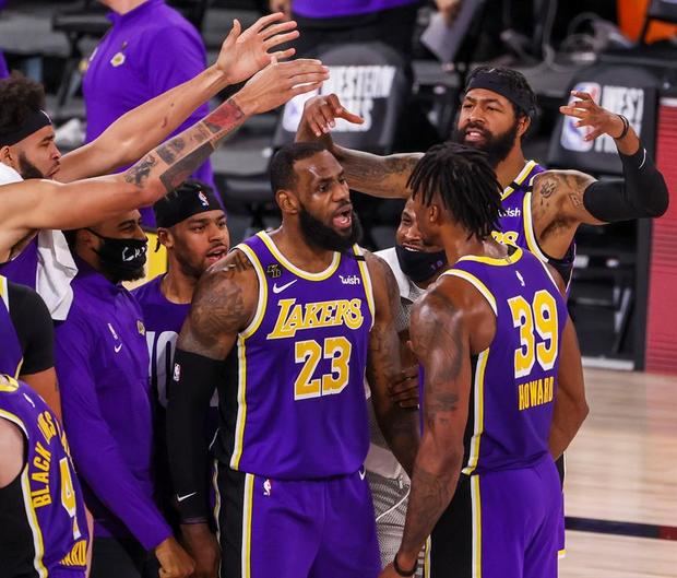 LeBron James (c) de Los Angeles Lakers celebra con sus compañeros de equipo la victoria frente a los Nuggets de Denver, en el quinto partido de las finales de la Conferencia Oeste en Kissimmee, Florida, EE.UU.