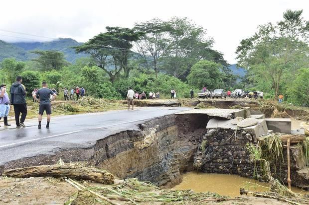 Registro este jueves de la destrucción causada por las lluvias e inundaciones, tras el paso del huracán Eta, en la carretera que conecta Santa Rita con El Progreso, en el departamento de Yoro, Honduras.