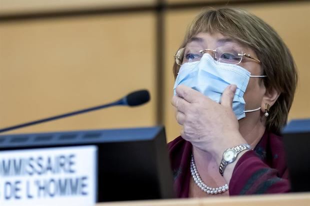 La Alta Comisionada para los Derechos Humanos, Michelle Bachelet, ajuste su máscara protectora, durante la apertura de la 45a sesión del Consejo de Derechos Humanos, en la sede europea de las Naciones Unidas en Ginebra, Suiza, el 14 de septiembre de 2020.