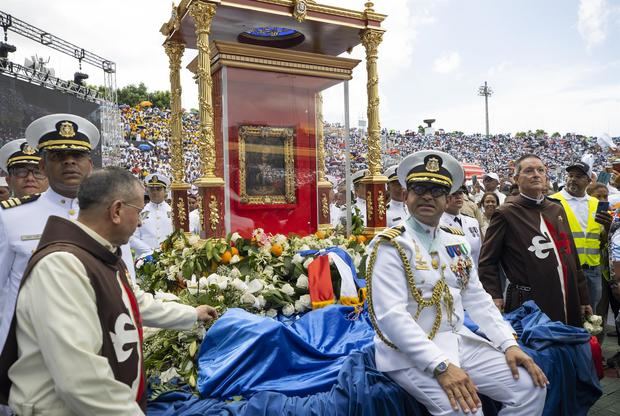 Fotografía de una figura de la Virgen de la Altagracia, durante una conmemoración con motivo del centenario de su coronación canónica, hoy, en Santo Domingo, República Dominicana.