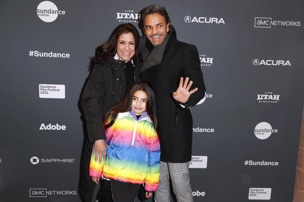 El actor mexicano Eugenio Derbez (D), su esposa Alessandra Rosaldo (I) y su hija llegan para el estreno de 'Radical' en el Festival de Cine de Sundance 2023 en Park City, este 19 de enero de 2023.