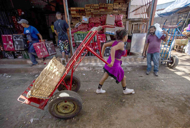 Fotografía de archivo fechada el 8 de marzo de 2022 que muestra a una mujer que trabaja en un mercado de Managua, Nicaragua.
