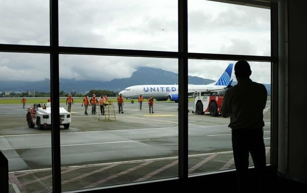 Fotografía de archivo de un hombre mientras observa un avión en el Aeropuerto Internacional Juan Santamaría, en San José, Costa Rica.