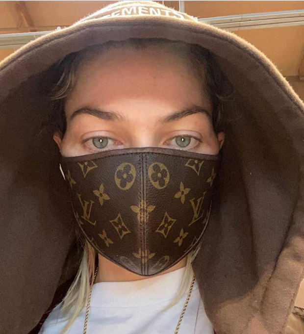 'La modelo Jessica Hart con una de las nuevas mascarillas lanzadas por Louis Vuitton.