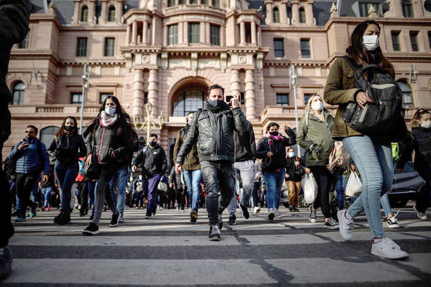 Decenas de personas con tapabocas fueron registradas este martes a la salida de la estación ferroviaria de Constitución, en Buenos Aires, Argentina.