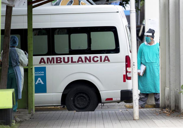 Una ambulancia entra a un hospital de Managua, Nicaragua.