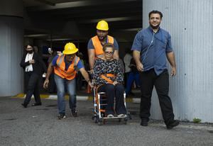 Empleados desalojan el Edificio de Oficinas Gubernamentales Juan Pablo Duarte, durante un simulacro de evacuación por terremoto organizado por Centro de Operaciones de Emergencias (COE), hoy en Santo Domingo, República Dominicana.