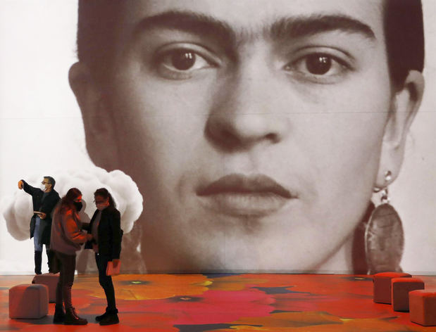 La primera biografía inmersiva centrada en la vida de la mexicana Frida Kahlo explora en el Centro Ideal de Barcelona la conversión de la artista en un 'icono pop' en una propuesta expositiva que sigue su trayectoria a través de fotografías históricas, películas originales e instalaciones.