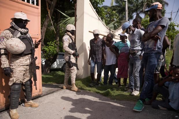 Personas esperan para recibir ayuda humanitaria entregada por una entidad privada hoy, en las afueras de Les Cayes, Haití.