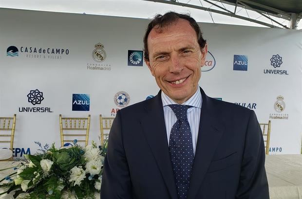 El director de Relaciones Institucionales del Real Madrid C. F., Emilio Butragueño, posa durante la inauguración de la nueva sede de la escuela de fútbol de la Fundación Real Madrid en República Dominicana, que estará ubicada en el nuevo campo de fútbol de Casa de Campo, en La Romana. 