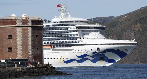 Los pasajeros se paran en sus balcones mientras el crucero Grand Princess, que tiene miembros de la tripulación y pasajeros que dieron positivo por el nuevo coronavirus (COVID-19), pasa bajo el puente Golden Gate en dirección al puerto de Oakland en San Francisco, California, EE. UU.