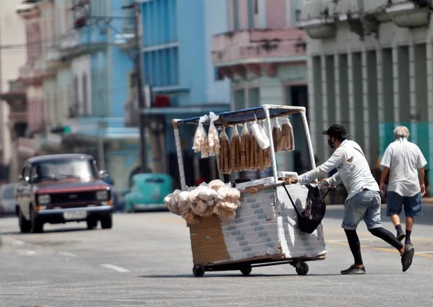 Un vendedor ambulante camina por una calle hoy, en La Habana, Cuba.