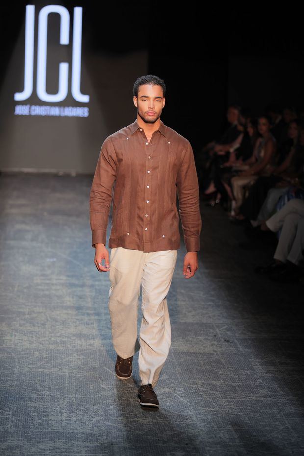 La propuesta destacó por siluetas fluidas, tejidos ligeros y una paleta cromática que combinó.