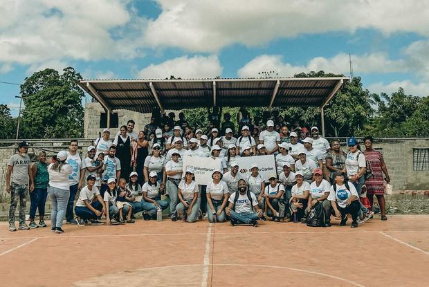 Miembros de Voluntariado de Banco Caribe y de Techo RD luego de la jornada.