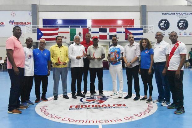 El comité ejecutivo de la Federación de Balonmano, junto a los homenajeados.