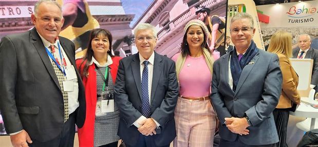 FIPETUR en FITUR 2023: Luis José Chávez, presidente; Yenny Polanco Lovera, presidenta de la Asociación Dominicana de Prensa Turística (ADOMPRETUR), Carla Galíndez, delegada nacional de México; junto al ministro de Turismo de Uruguay, Tabaré Viera y el director nacional de Turismo de Uruguay y pasado presidente de FIPETUR, Roque Baudean.
 