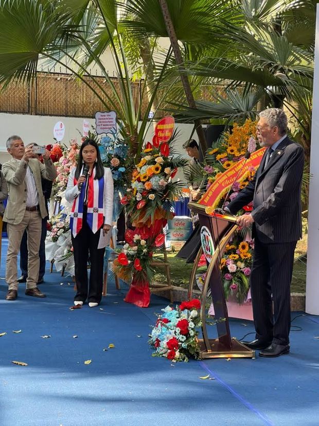 Miguel Mejía se dirige a los presentes en acto Embajada Dominicana.