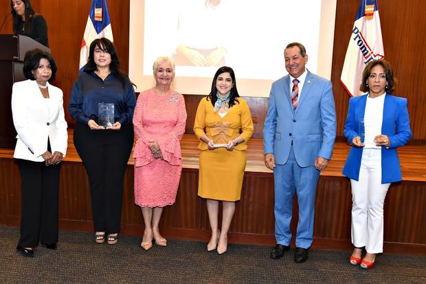 Rhina Ibert, Josefina Rissi, Viviana Riveiro, Porfirio Quezada y Yudelka Flores