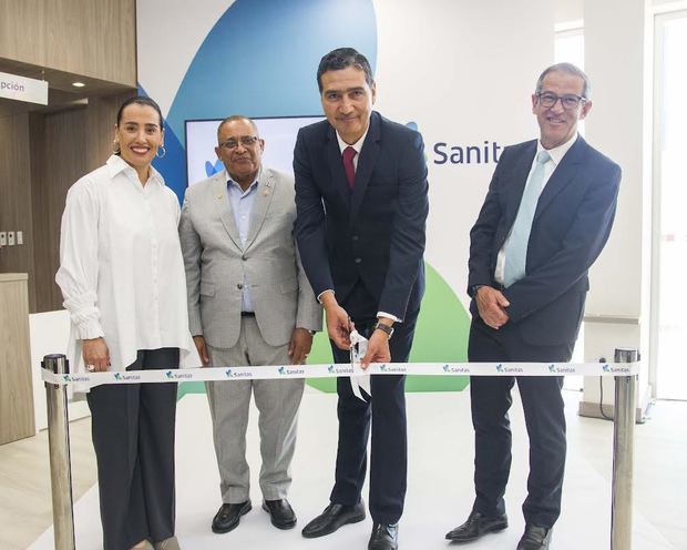 Arturo Rico Landazábal realiza el corte de cinta junto a Gloria Molina, José Antonio Matos y Diego Quintero.