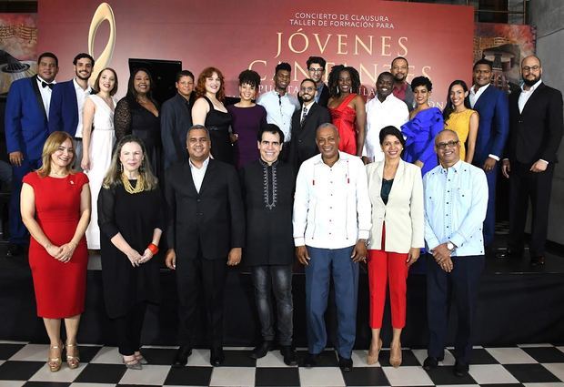 Margarita Miranda de Mitrov, Presidente de la Fundación Sinfonía, maestro Kamal Khan, Erick Guzmán, Director general del INPOSDOM, junto a 17 jóvenes cantantes que participaron en el Programa de Formación  para Jóvenes Cantantes de la Fundación Sinfonía.