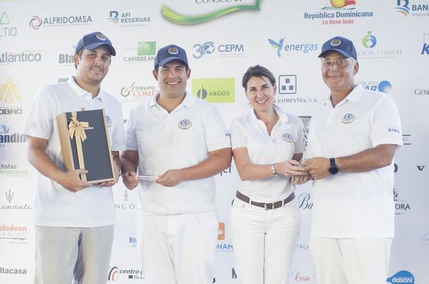 Francisco Álvarez y Francisco Alberto Álvarez ganadores del 1er lugar junto a José Manuel Romero, Decano del Cuerpo Consular y su esposa Yolanda Betrian-Diez de Romero.