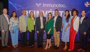 En el centro, el doctor Jimmy Gutman junto a ejecutivos y líderes de Immunotec Global.