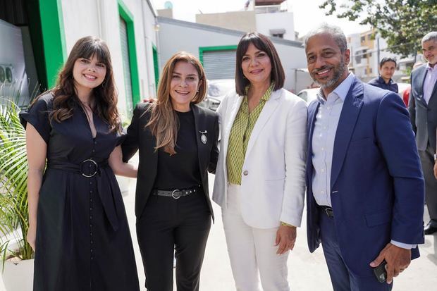 María Laura Marion Landais, Carolina Mejía, Julina Staffeld y Zenoni Severino.