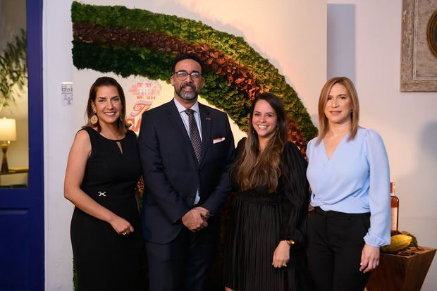  María Melo, Rafael Rodríguez, Annabelle Bencosme y Francis Lora.