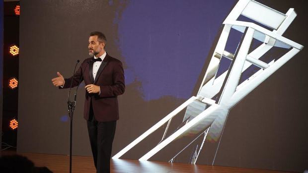 Carlos Sánchez en su rol de animador general del ceremonial de Premios La Silla.