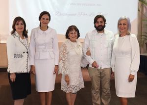 Mayra Fondeur, Celeste Pérez, Maria Cristina de Farías, Padre Tomas García y Mayra Hazim.
