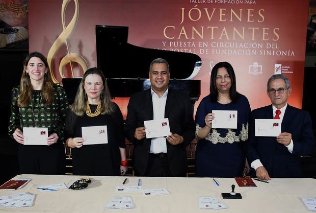  Daniela Rodríguez, Margarita Miranda de Mitrov, Erick Guzmán, Jacqueline Huguet y Alejandro Vignieri. En la puesta en circulación de sello postal.