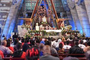 Al cierre de la vigilia, el Coro Infantil de Santo Domingo acompañará al cantautor José Antonio Domínguez y el músico Manuel Domínguez con el tema “Amantes de la Paz”.