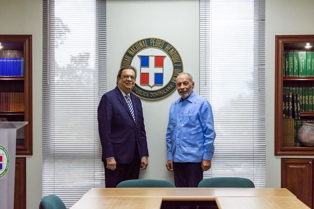 El economista y docente Dennis R. Simó y el rector de la Unphu, Miguel Fiallo Calderón, en la entrega del donativo.
