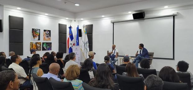 Donis Taveras, actor de reparto de Bantú Mamá y José Augusto Maracallo, ante un numeroso público que acudió a la proyección en el Centro Cultural Banreservas.