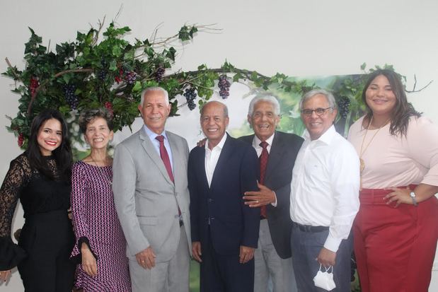 Magdalena Almonte, Leslie Cabrera, Dr. Freddy Zarzuela, Dr. Ángel Pérez, Dr. Ulises Cabrera, José Cruz Campillo y Mónica Villafaña.